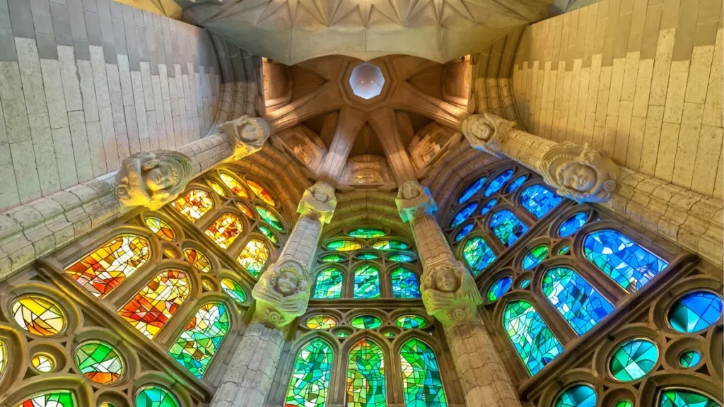 Sagrada familia colorful corner 1024x576 2