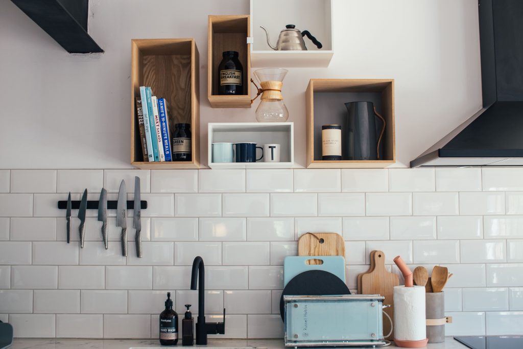 بین کابینتی چیست؟ معرفی 6 نوع بین کابینتی، مزایا و راهنمای انتخاب 4 بین کابینتی کاشی و سرامیک برای آشپزخانه
