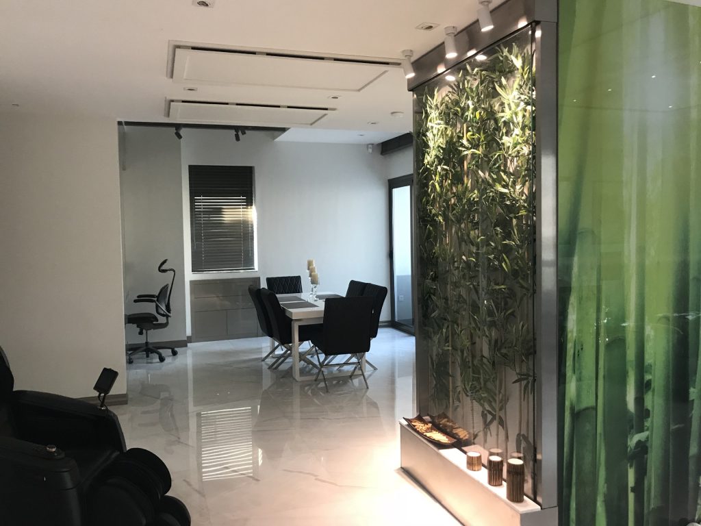 پارتیشن شیشه ای و دیوار جدا کننده طرحدار