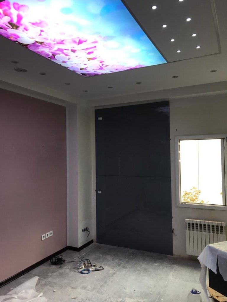 نمونه سقف شیشه ای؛ اجرای سقف شیشه ای مدرن و دکوراتیو 2 نمونه اجرای سقف شیشه ای با طراحی مدرن و دکوراتیو؛ بررسی کاربرد شیشه در سقف و جزئیات اجرای آن برای فضاهای مسکونی و تجاری.