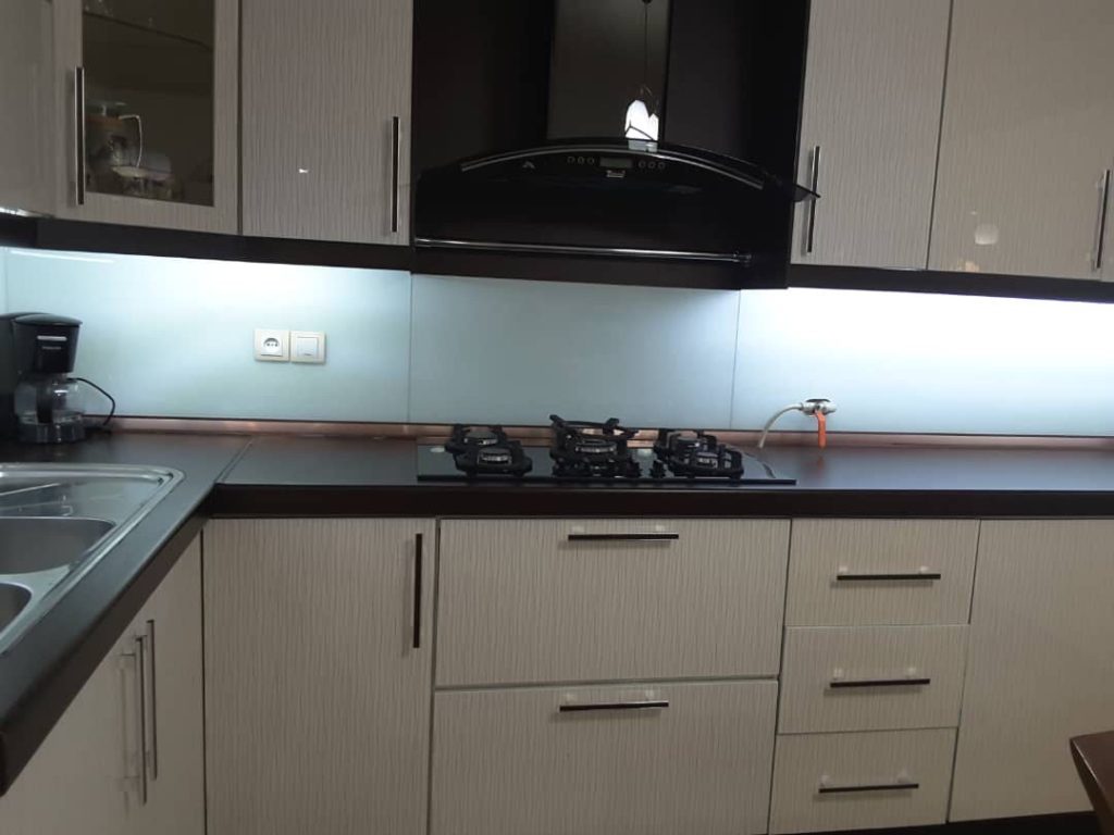 نمونه پنل های شیشه ای بین کابینتی 14 آشپزخانه مدرن با بین کابینتی شیشهای لاکوبل رنگی