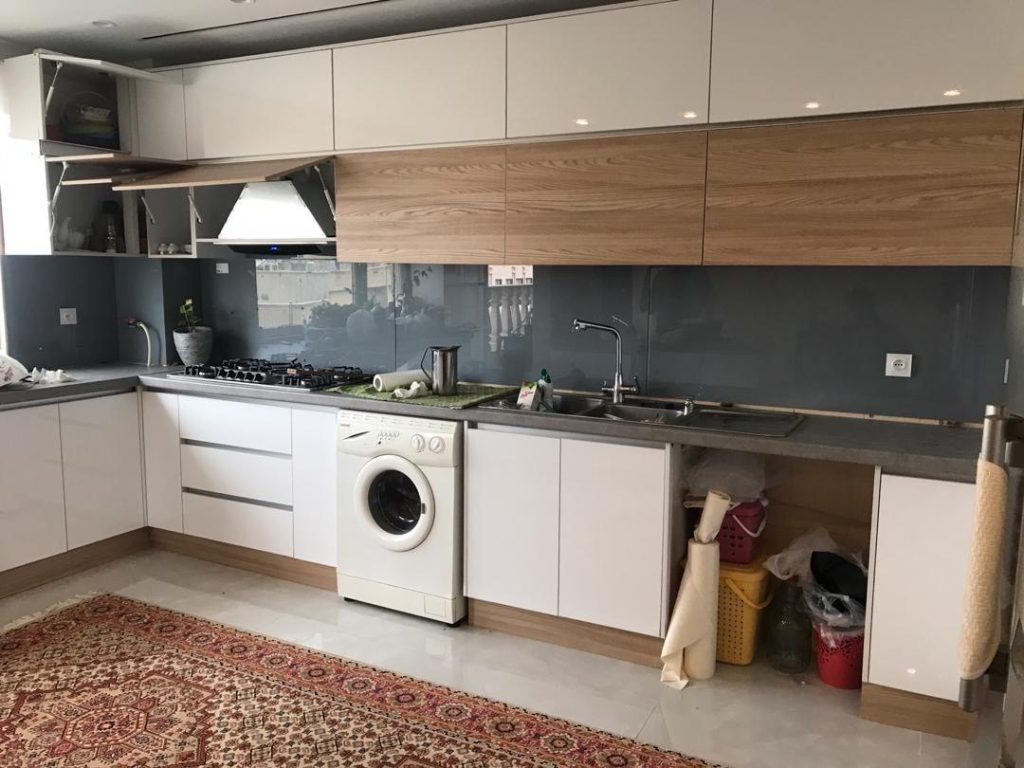 نمونه پنل های شیشه ای بین کابینتی 4 آشپزخانه مدرن با بین کابینتی شیشهای لاکوبل