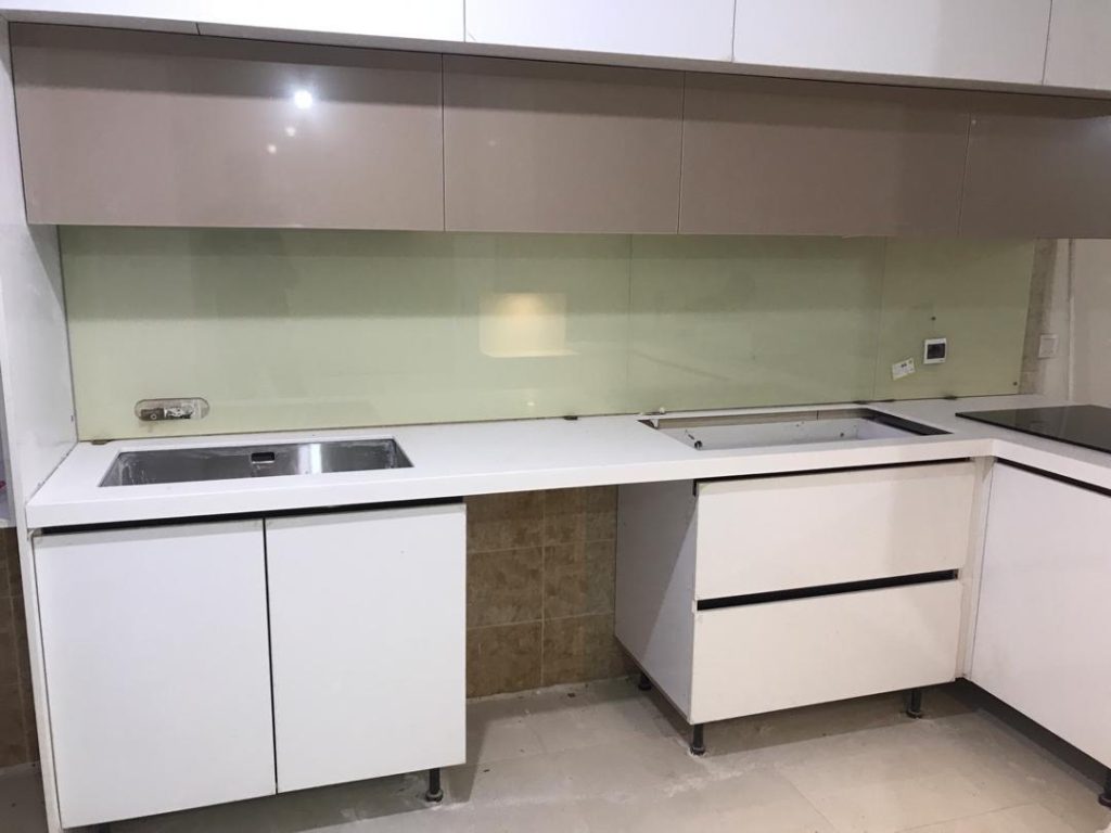 نمونه پنل های شیشه ای بین کابینتی 51 آشپزخانه مدرن با بین کابینتی شیشهای لاکوبل