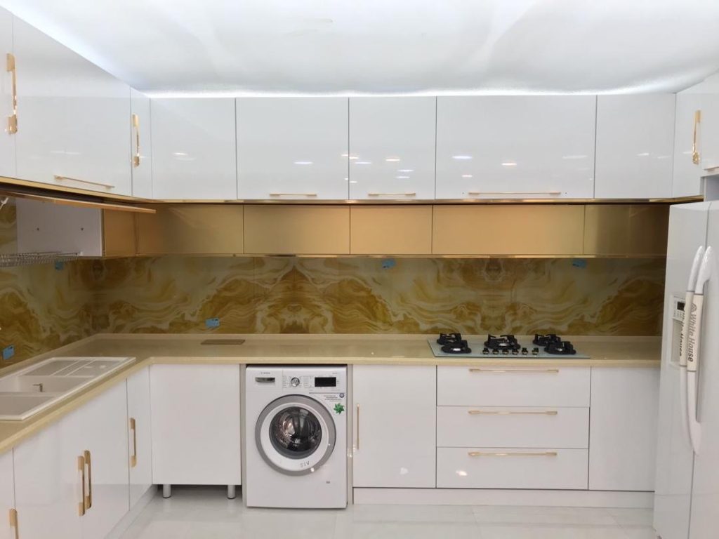 نمونه پنل های شیشه ای بین کابینتی 6 آشپزخانه مدرن با بین کابینتی شیشهای لاکوبل رنگی