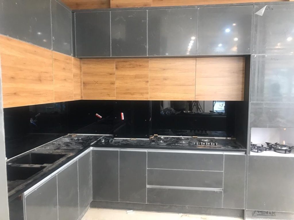نمونه پنل های شیشه ای بین کابینتی 45 آشپزخانه مدرن با بین کابینتی شیشهای لاکوبل
