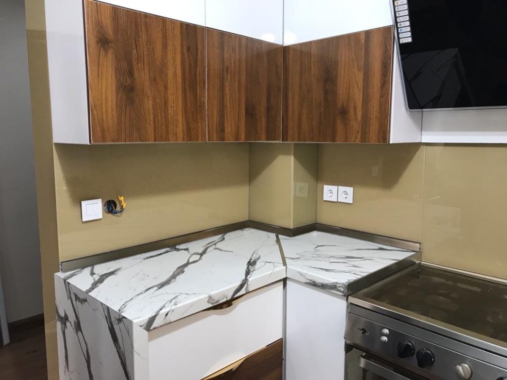 نمونه پنل های شیشه ای بین کابینتی 40 آشپزخانه مدرن با بین کابینتی شیشهای لاکوبل