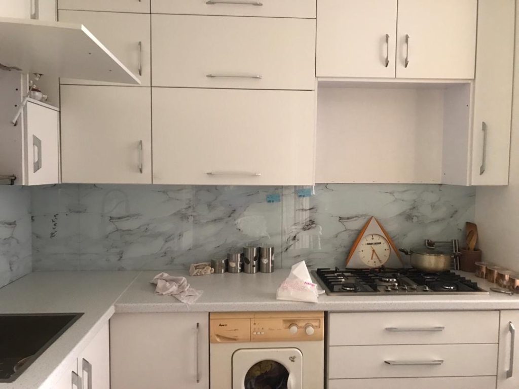 نمونه پنل های شیشه ای بین کابینتی 46 آشپزخانه مدرن با بین کابینتی شیشهای لاکوبل