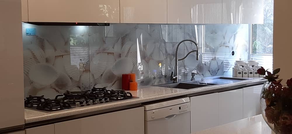 نمونه پنل های شیشه ای بین کابینتی 13 آشپزخانه مدرن با بین کابینتی شیشهای لاکوبل