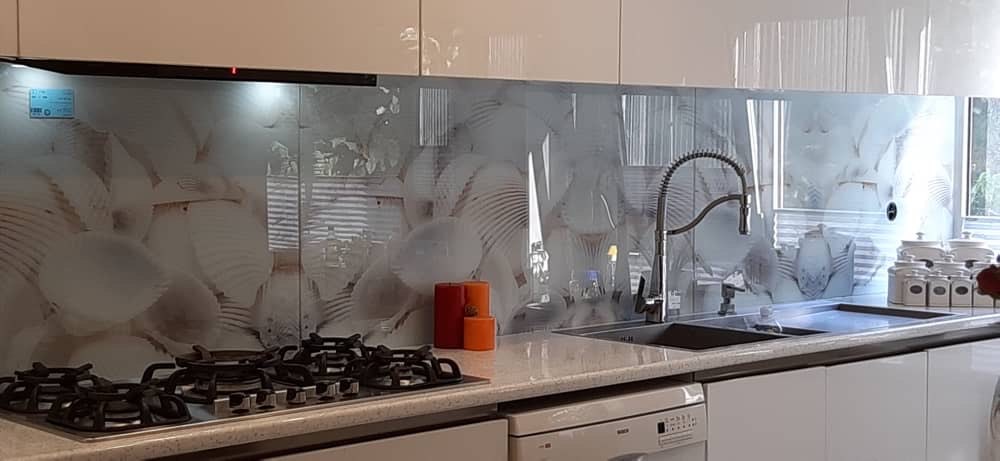 نمونه پنل های شیشه ای بین کابینتی 47 آشپزخانه مدرن با بین کابینتی شیشهای لاکوبل