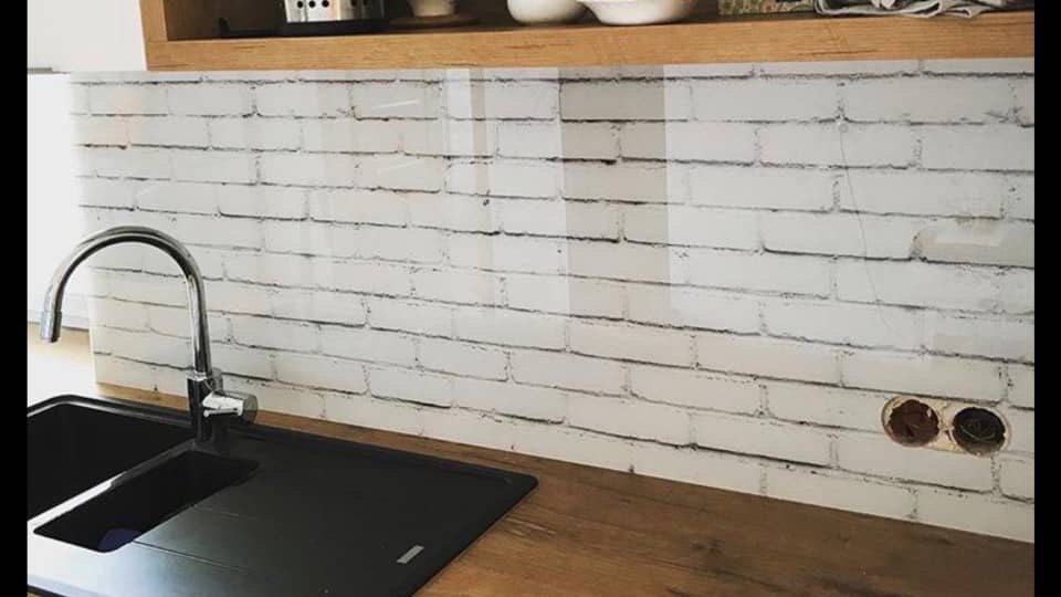 نمونه پنل های شیشه ای بین کابینتی 12 آشپزخانه مدرن با بین کابینتی شیشهای لاکوبل