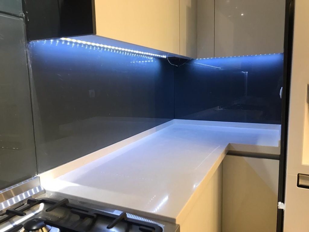 نمونه پنل های شیشه ای بین کابینتی 10 آشپزخانه مدرن با بین کابینتی شیشهای لاکوبل