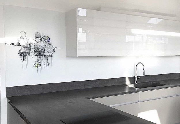 نمونه پنل های شیشه ای بین کابینتی 3 آشپزخانه مدرن با بین کابینتی شیشهای لاکوبل