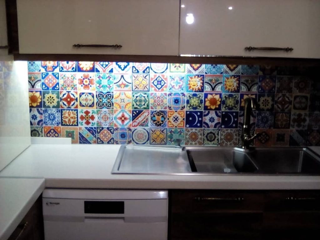 نمونه پنل های شیشه ای بین کابینتی 44 آشپزخانه مدرن با بین کابینتی شیشهای لاکوبل
