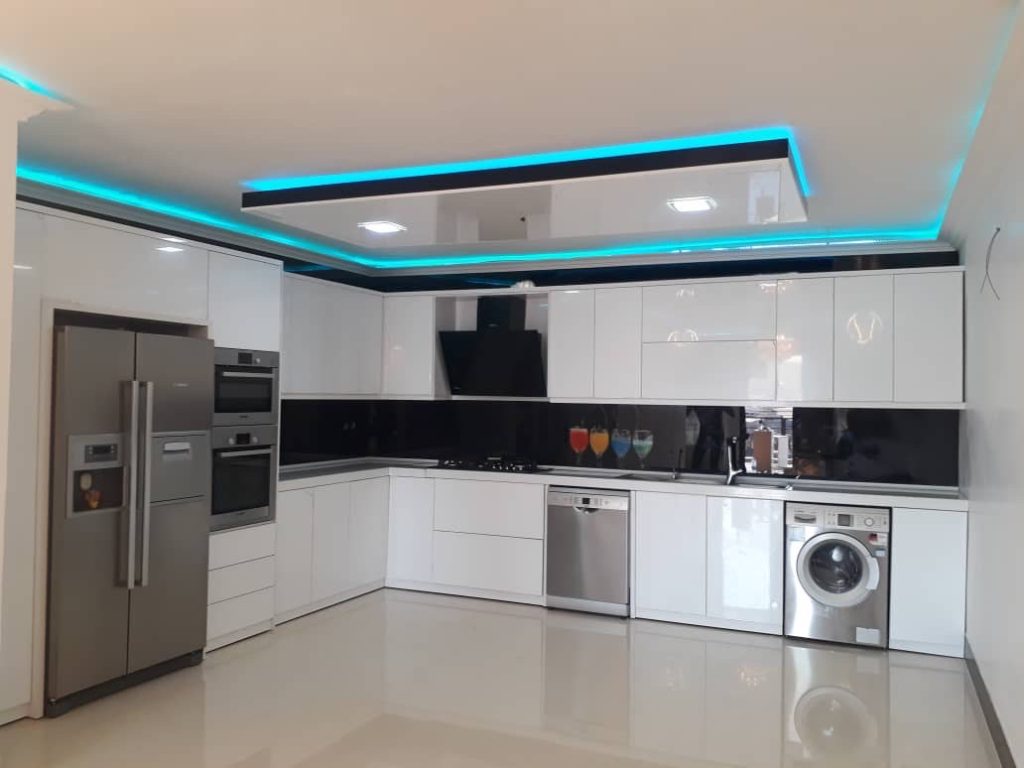 نمونه پنل های شیشه ای بین کابینتی 17 آشپزخانه مدرن با بین کابینتی شیشهای لاکوبل