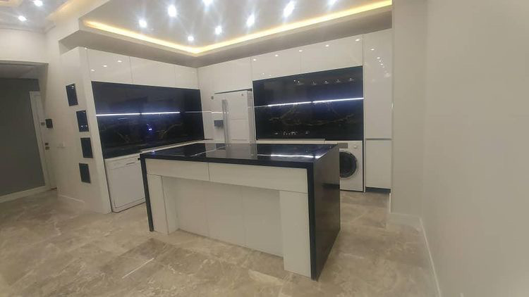 نمونه پنل های شیشه ای بین کابینتی 8 آشپزخانه مدرن با بین کابینتی شیشهای لاکوبل