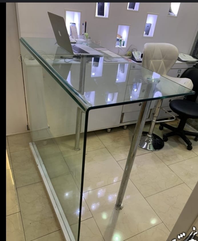اجرای میز شیشه ای؛ ترکیب طراحی مدرن و کیفیت ساخت 4 میز شیشهای مدرن با شیشه باکیفیت و طراحی سفارشی