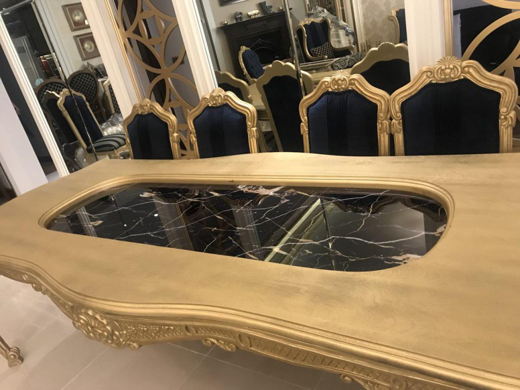 اجرای میز شیشه ای؛ ترکیب طراحی مدرن و کیفیت ساخت 3 ساخت سفارشی میز شیشهای متناسب با دکوراسیون داخلی