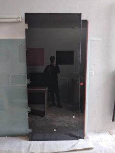 نمونه اجرای پنل درب شیشه ای؛ ترکیب زیبایی، کیفیت و اجرای حرفهای 7 درب شیشهای مشکی سفارشی