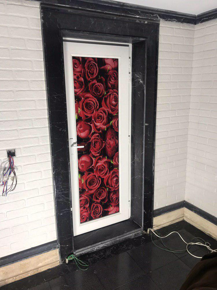 درب شیشه‌ای سفارشی با شیشه شفاف و نصب دقیق