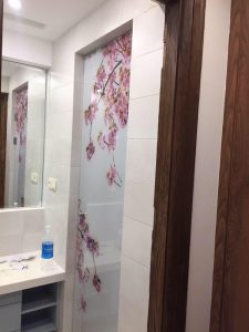 نمونه اجرای پنل درب شیشه ای؛ ترکیب زیبایی، کیفیت و اجرای حرفهای 40 اجرای درب شیشهای مدرن برای فضای مسکونی و تجاری