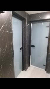 نمونه اجرای پنل درب شیشه ای؛ ترکیب زیبایی، کیفیت و اجرای حرفهای 25 درب شیشهای سفارشی