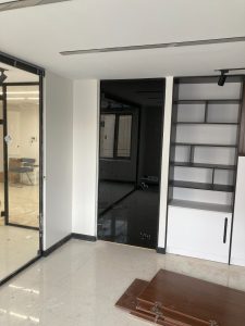 نمونه اجرای پنل درب شیشه ای؛ ترکیب زیبایی، کیفیت و اجرای حرفهای 17 درب شیشهای سفارشی