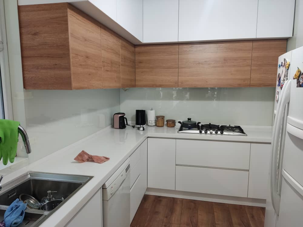 نمونه پنل های شیشه ای بین کابینتی 59 آشپزخانه مدرن با بین کابینتی شیشهای لاکوبل