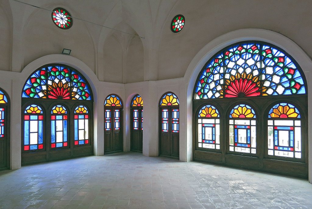 معماری سنتی ایرانی با شیشه رنگی