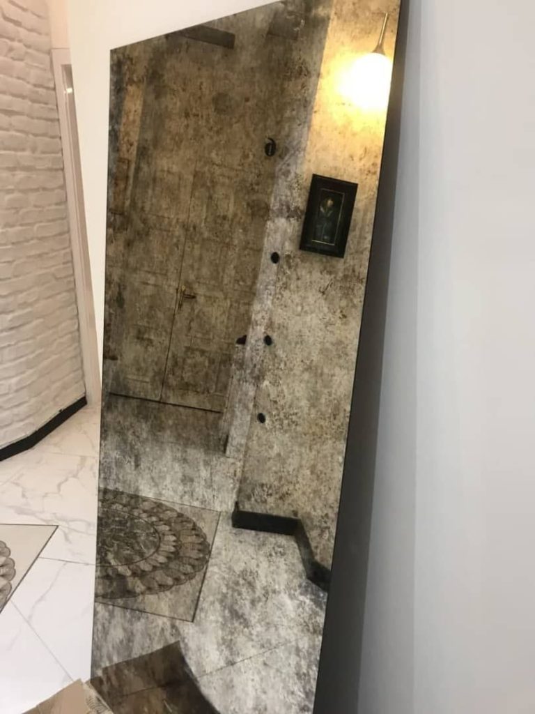 آینه دکوراتیو دیواری با طراحی مدرن